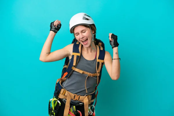 Joven Escaladora Inglesa Aislada Sobre Fondo Azul Celebrando Una Victoria —  Fotos de Stock