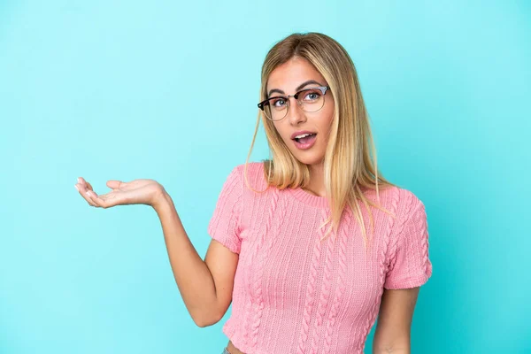 Blonde Uruguayan Girl Isolated Blue Background Making Doubts Gesture — Stok fotoğraf