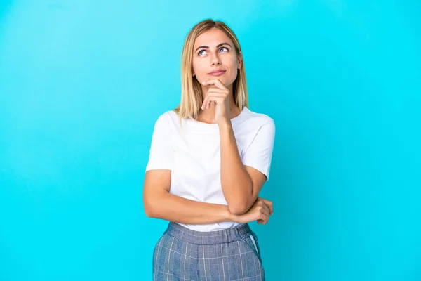 Blonde Uruguayan Girl Isolated Blue Background Having Doubts While Looking — Stock Photo, Image