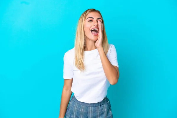 Rubia Chica Uruguaya Aislada Sobre Fondo Azul Gritando Con Boca —  Fotos de Stock