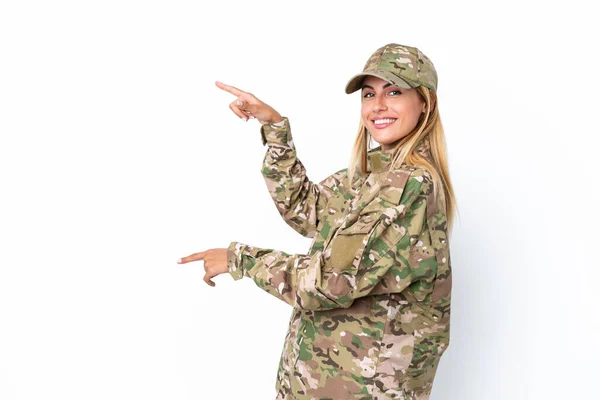 Військова Жінка Ізольована Білому Тлі Вказуючи Пальцем Бік Представляючи Продукт — стокове фото