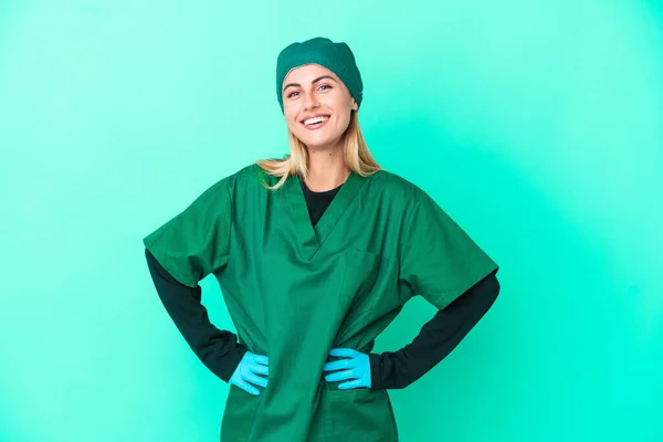 Mladý Chirurg Uruguayská Žena Zelené Uniformě Izolované Modrém Pozadí Pózovat — Stock fotografie