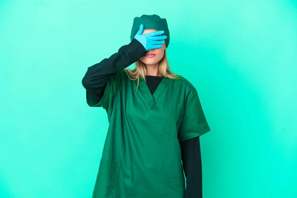 Ung Kirurg Uruguayansk Kvinna Grön Uniform Isolerad Blå Bakgrund Täcker — Stockfoto