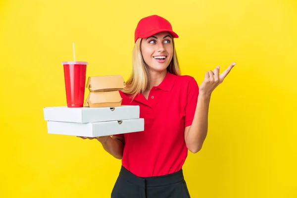 Delivery Uruguayan Woman Holding Fast Food Isolated Yellow Background Intending — Stok fotoğraf