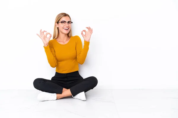 Blond Uruguayaans Meisje Zittend Vloer Met Een Teken Met Vingers — Stockfoto