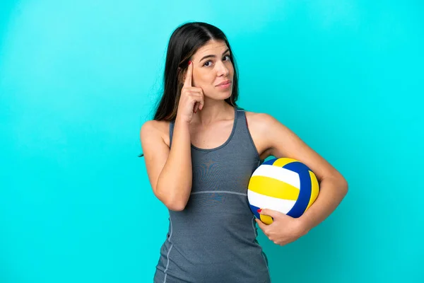 意大利年轻女子打排球时 背景是蓝色的 她认为这是一个好主意 — 图库照片