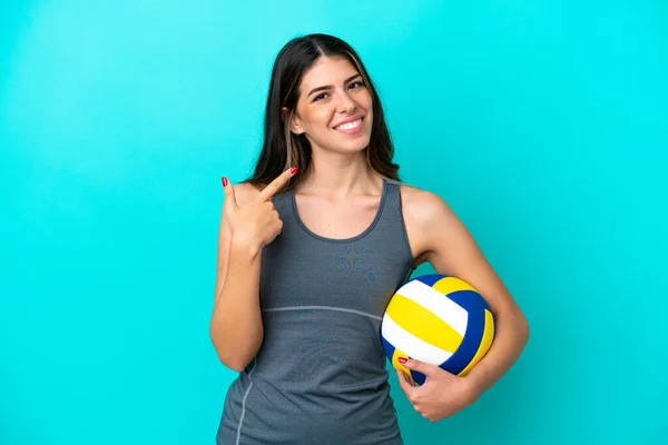 Молодая Итальянка Играет Волейбол Голубом Фоне Показывая Большой Палец Вверх — стоковое фото