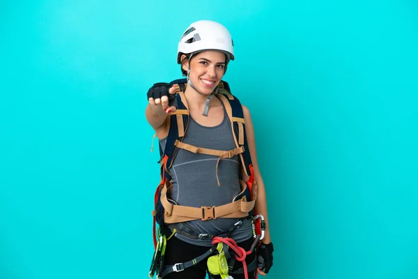 Joven Escaladora Italiana Aislada Sobre Fondo Azul Señala Con Dedo —  Fotos de Stock