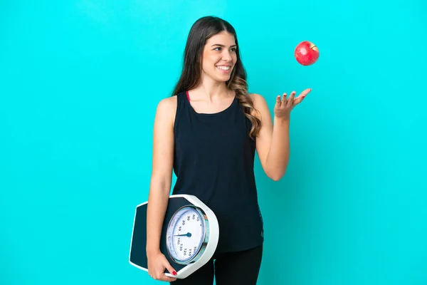 Mulher Italiana Jovem Isolado Fundo Azul Com Máquina Pesagem Com — Fotografia de Stock