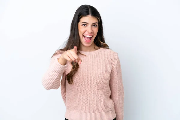 Joven Italiana Aislada Sobre Fondo Blanco Sorprendida Apuntando Frente —  Fotos de Stock