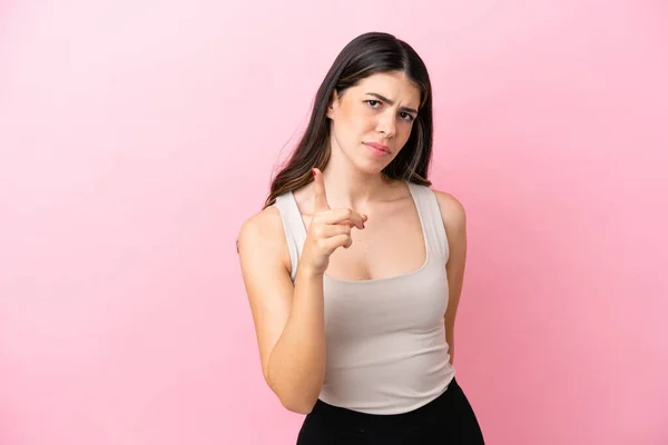 Jeune Femme Italienne Isolée Sur Fond Rose Frustrée Pointant Vers — Photo