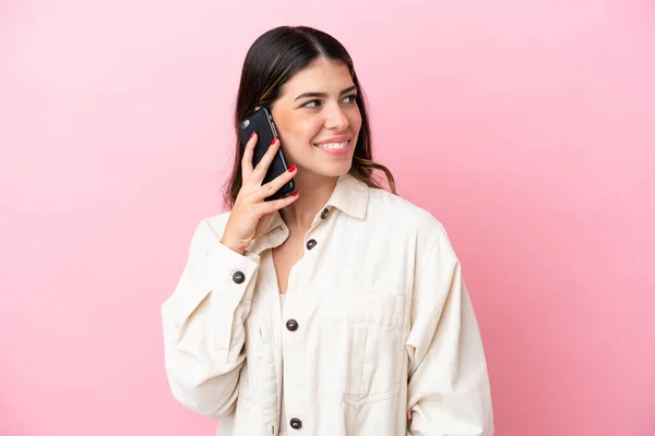 Молодая Итальянская Женщина Изолированы Розовом Фоне Ведения Разговора Кем Мобильный — стоковое фото