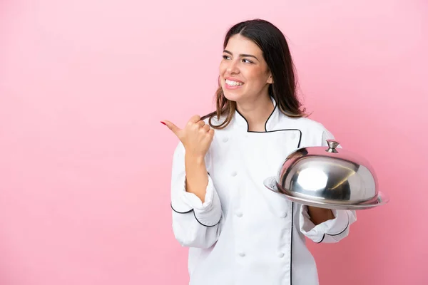 Junge Italienische Köchin Frau Hält Tablett Mit Deckel Isoliert Auf — Stockfoto