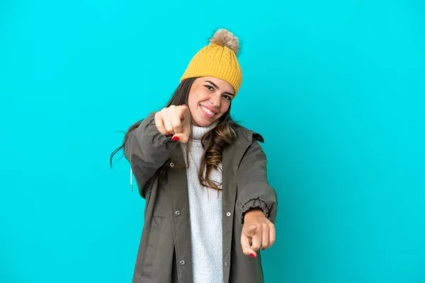 Junge Italienerin Winterjacke Und Hut Auf Blauem Hintergrund Zeigt Lächelnd — Stockfoto