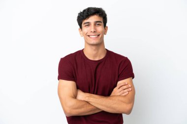 Arjantinli genç adam beyaz arka planda izole edilmiş, kollarını ön cephede çapraz tutuyor.