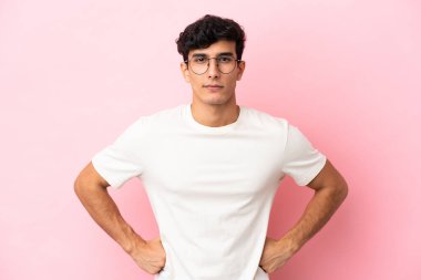 Arjantinli genç adam pembe arka planda izole edilmiş kızgın.