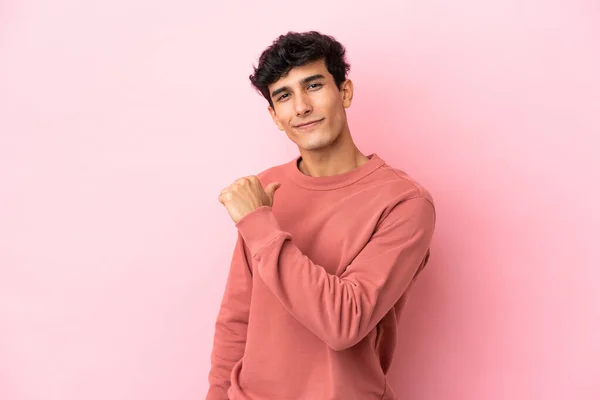 Молодой Аргентинский Мужчина Изолирован Розовом Фоне Гордый Самодовольный — стоковое фото