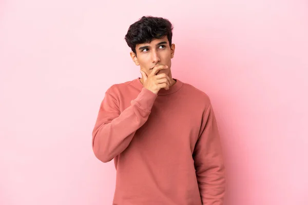 Молодой Аргентинский Мужчина Изолирован Розовом Фоне Сомнениями Запутанным Выражением Лица — стоковое фото