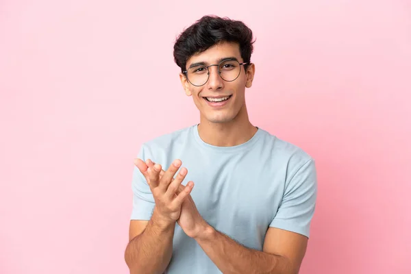 Mladý Argentinský Muž Izolovaný Růžovém Pozadí Brýlemi Potleskem — Stock fotografie