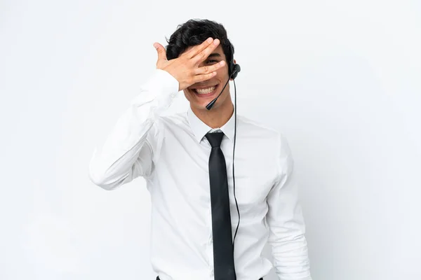 Telemarketer Człowiek Pracy Zestawu Słuchawkowego Izolowane Białym Tle Pokrywa Oczy — Zdjęcie stockowe