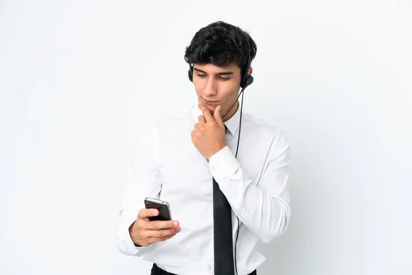 Homem Telemarketer Trabalhando Com Fone Ouvido Isolado Fundo Branco Pensando — Fotografia de Stock