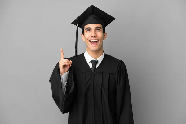 Jonge Argentijnse Universitair Afgestudeerde Geïsoleerd Grijze Achtergrond Wijzen Verrast — Stockfoto