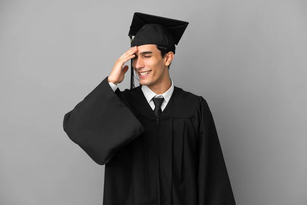 Νεαρός Αργεντινός Απόφοιτος Πανεπιστημίου Απομονωμένος Γκρι Φόντο Γελώντας — Φωτογραφία Αρχείου