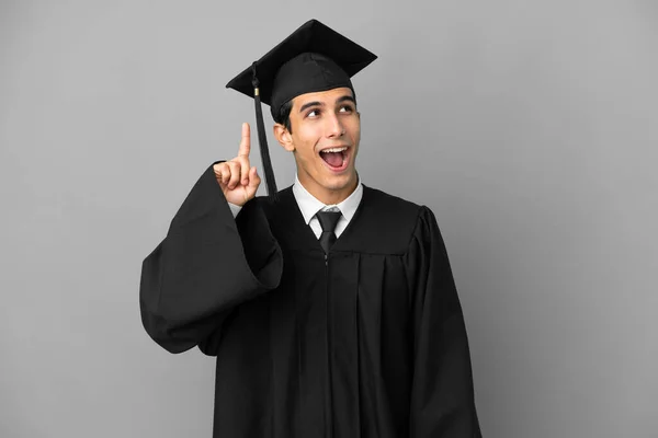 Jonge Argentijnse Universitair Afgestudeerde Geïsoleerd Grijze Achtergrond Van Plan Oplossing — Stockfoto