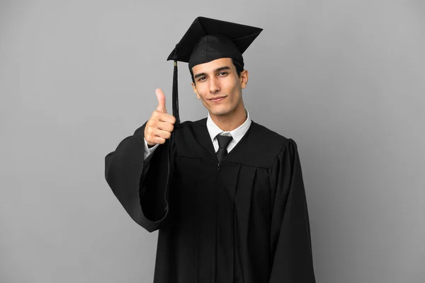 Fiatal Argentin Egyetemi Diplomás Szürke Háttérrel Hüvelykujjal Felfelé Mert Valami — Stock Fotó