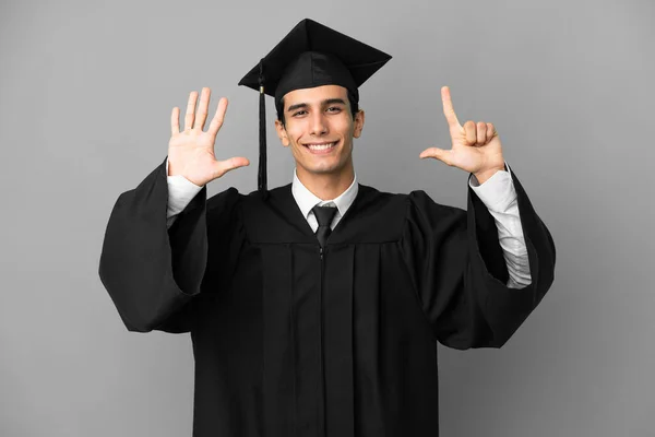 Jonge Argentijnse Universiteit Afgestudeerd Geïsoleerd Grijze Achtergrond Tellen Zeven Met — Stockfoto