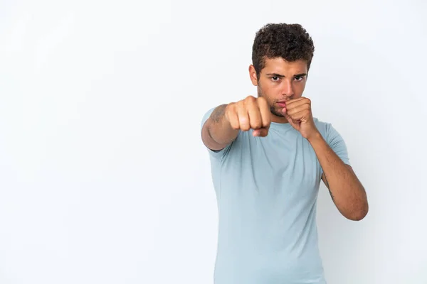 Joven Guapo Brasileño Aislado Sobre Fondo Blanco Con Gesto Lucha —  Fotos de Stock