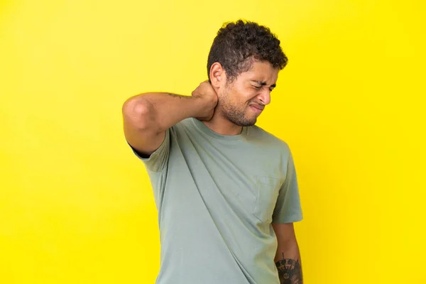 Junge Hübsche Brasilianische Mann Isoliert Auf Gelbem Hintergrund Mit Nackenschmerzen — Stockfoto