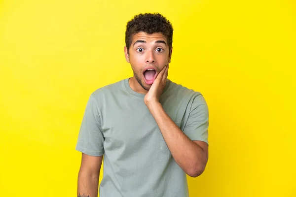 Jonge Knappe Braziliaanse Man Geïsoleerd Gele Achtergrond Met Verrassing Geschokte — Stockfoto