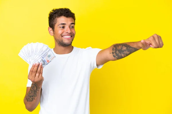 Νεαρός Βραζιλιάνος Που Παίρνει Πολλά Χρήματα Απομονωμένος Κίτρινο Φόντο Κάνοντας — Φωτογραφία Αρχείου