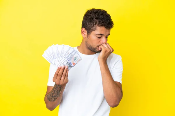 Jonge Braziliaanse Man Neemt Veel Geld Geïsoleerd Gele Achtergrond Met — Stockfoto