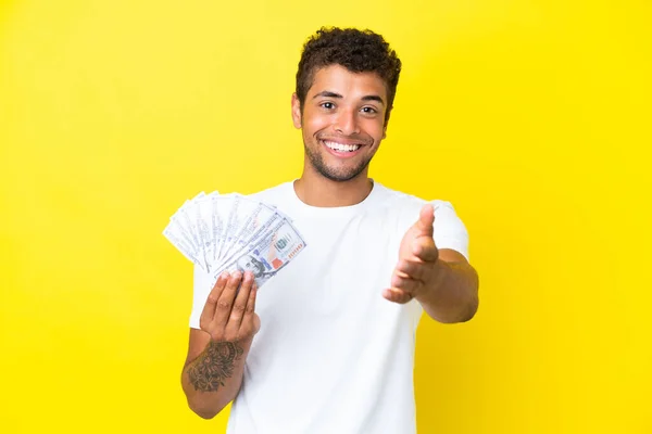 Jonge Braziliaanse Man Neemt Veel Geld Geïsoleerd Gele Achtergrond Handen — Stockfoto