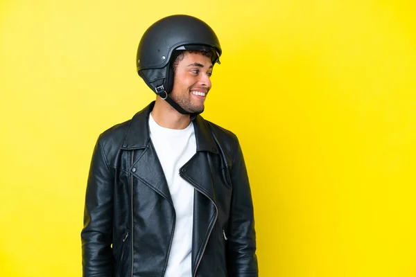 Junger Brasilianer Mit Motorradhelm Auf Gelbem Hintergrund Der Zur Seite — Stockfoto