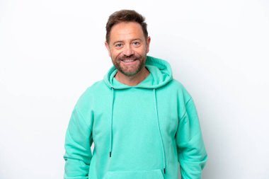 Beyaz arka planda izole edilmiş orta yaşlı beyaz adam gülüyor.