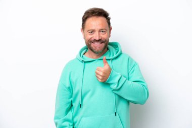 Beyaz arka planda izole edilmiş orta yaşlı beyaz bir adam baş parmak hareketi yapıyor.
