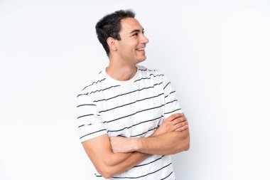 Beyaz arka planda izole genç beyaz adam kollarını ön konumda çapraz tutmak