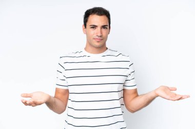 Beyaz arka planda soyutlanmış genç beyaz bir adamın şüpheleri var.