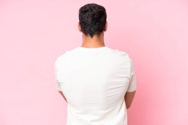 Kafkasyalı genç bir adam pembe arka planda izole edilmiş.