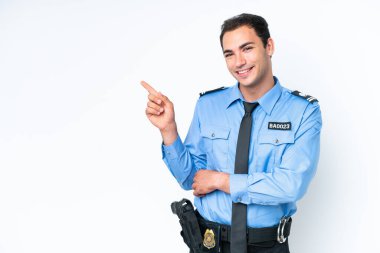 Beyaz arka planda izole edilmiş genç bir beyaz adam var.