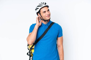 Beyaz arka planda izole edilmiş termal sırt çantalı beyaz bir adam bir fikir düşünüyor.