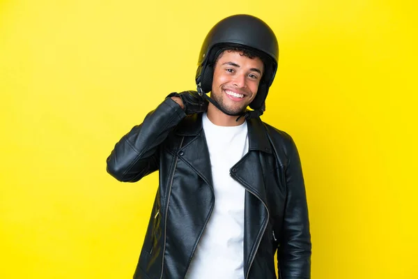 Молодий Бразильський Чоловік Мотоциклетним Шоломом Ізольований Жовтому Фоні Сміється — стокове фото