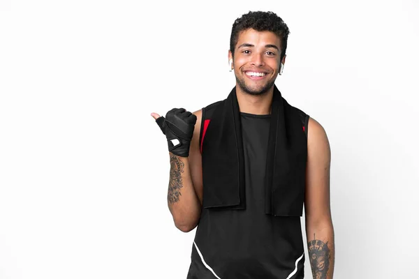 Sport Braziliaanse Man Met Handdoek Geïsoleerd Witte Achtergrond Wijzend Naar — Stockfoto