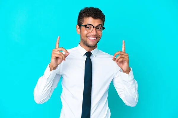 Jonge Business Braziliaanse Man Geïsoleerd Blauwe Achtergrond Wijzen Een Geweldig — Stockfoto