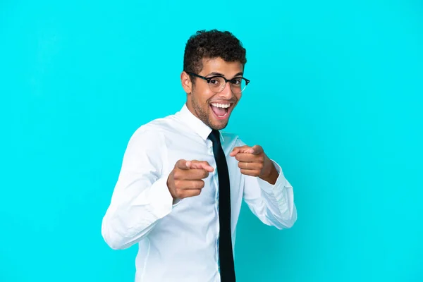 Mladý Obchod Brazilský Muž Izolované Modrém Pozadí Ukazuje Dopředu Usmívá — Stock fotografie