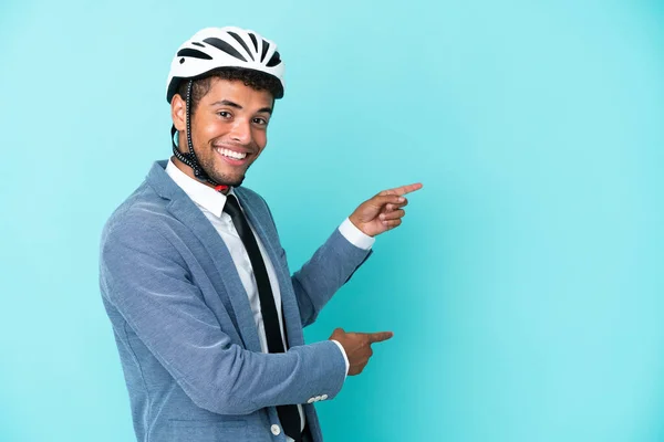 Jungunternehmer Brasilianischer Mann Mit Fahrradhelm Auf Blauem Hintergrund Zeigt Mit — Stockfoto