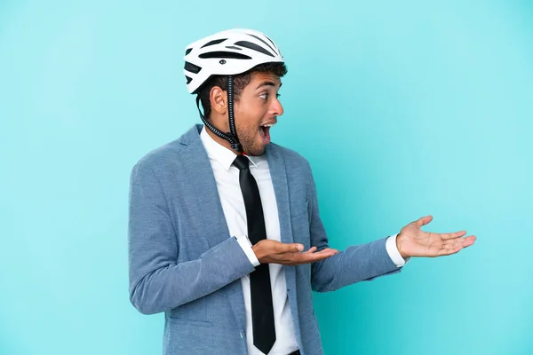 Junger Geschäftsmann Aus Brasilien Mit Fahrradhelm Auf Blauem Hintergrund Mit — Stockfoto